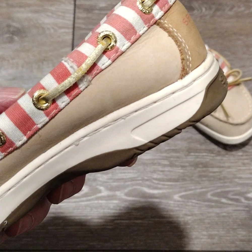 Sperry girls cream colored leather loafers with pink accents. Size 1.5 girls